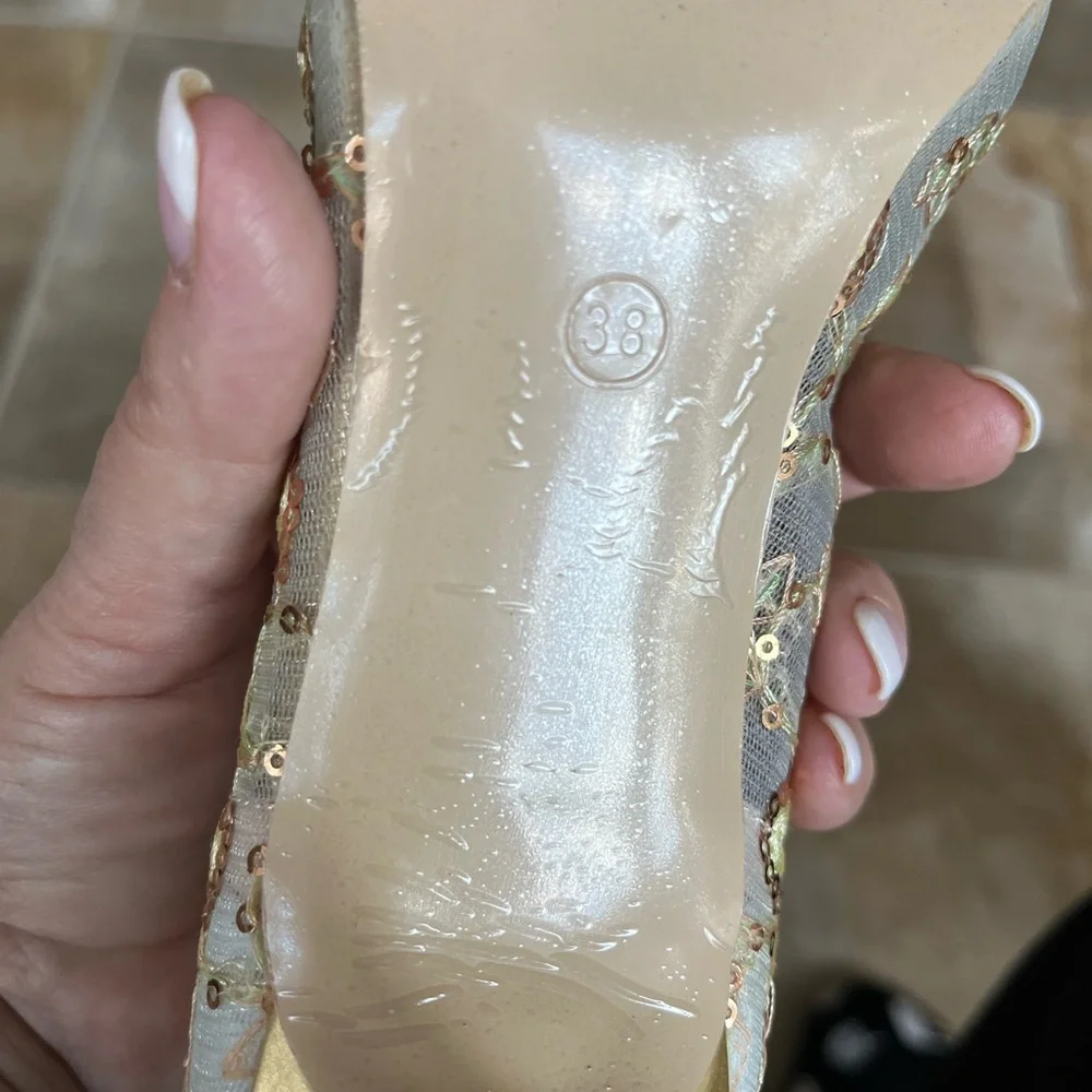 NWT Beautiful heels. Size 38 US 7.5
